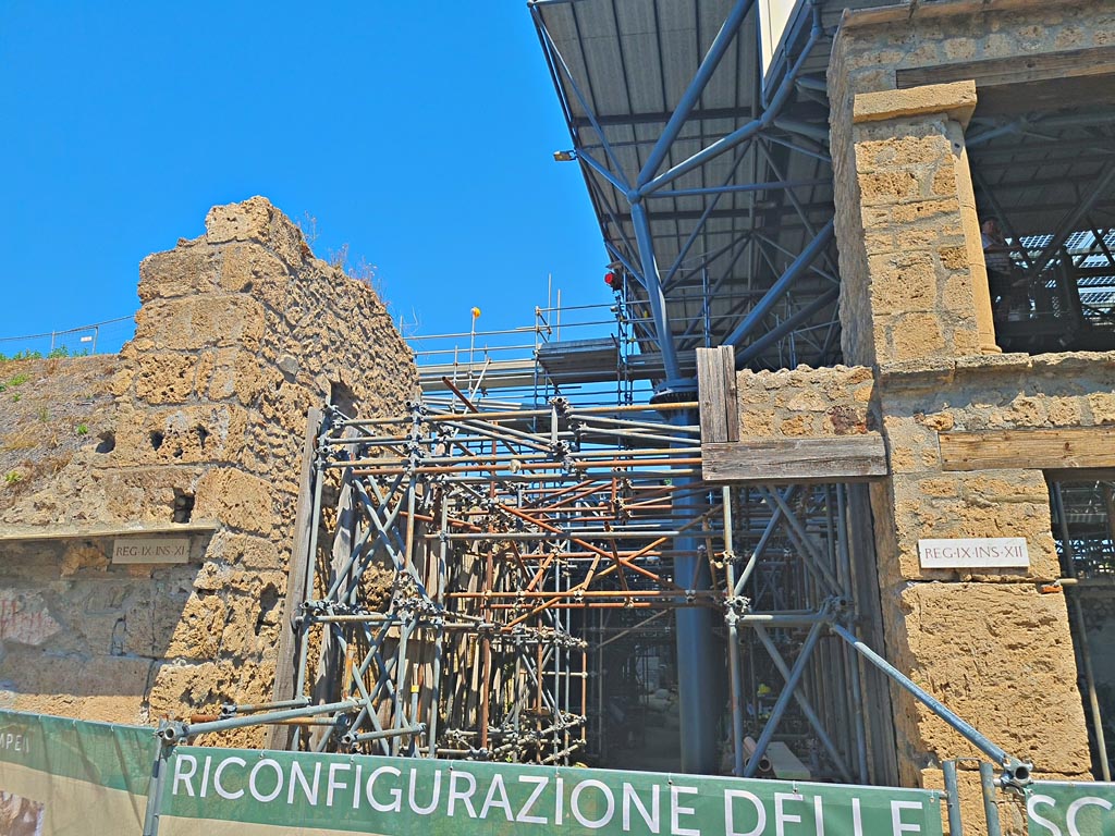 Unnamed roadway between IX.11.8 and IX.12.1 (on right) on north side of Via dell’Abbondanza. June 2024.
Photo courtesy of Giuseppe Ciaramella.
