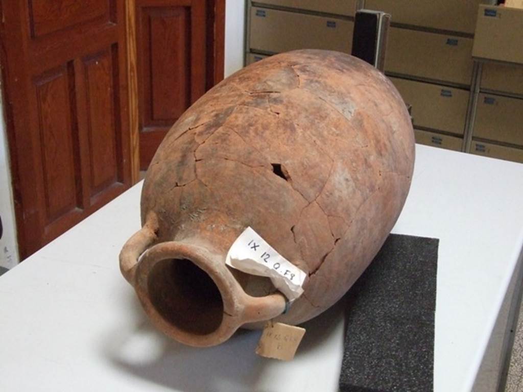 IX.12 Pompeii. Amphora found in the vicolo to the west of the House of the Chaste Lovers.
Parco Archeologico di Pompei inventory number 88031.