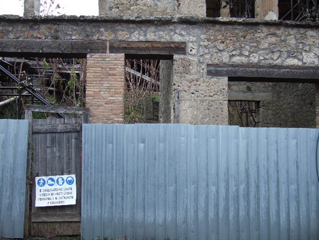 IX.12.2 Pompeii. December 2005. Entrance in centre.