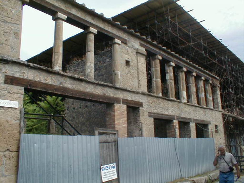 IX.12.1/2/3/4/5 Pompeii. September 2004. Upper floors on Via Dell’ Abbondanza.
According to Garcia y Garcia, number 2 and 4 were hit by bombs in the air bombardment on 19th September 1943. The upper floors of both houses with their loggias and tufa columns which were first excavated and then lovingly restored by Spinazzola, were devastated.
Maiuri recuperated the elements and then reused and restored the loggias, however many elements were lost. The wall on the upper floor with the fresco of Bellerophon and his horse miraculously survived. Following the restoration, the entrance room wall was bricked up for the stairs that, in the south-west corner of the courtyard of no.4, led to the upper floor, resting against the western wall of workshop IX.12.3. Even the niche existing in the northern wall of IX.12.5 disappeared after the destruction of 1943 and the subsequent restorations.
See Garcia y Garcia, L., 2006. Danni di guerra a Pompei. Rome: L’Erma di Bretschneider. (p.158)