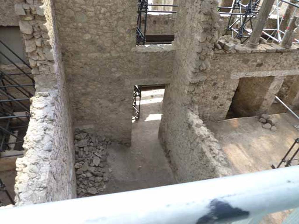 IX.12.5 Pompeii. May 2010. Rear room “h”, looking south into shop area “i”.

