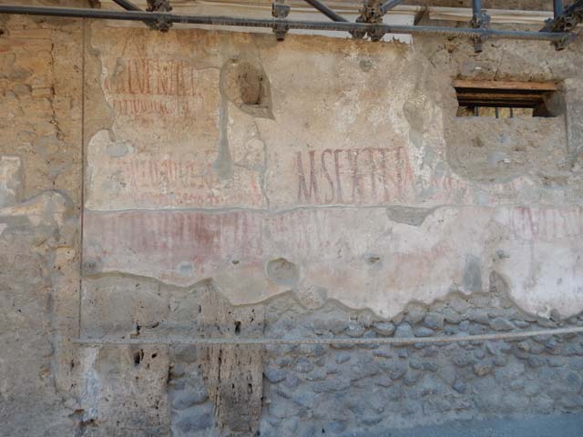 IX.12.7 Pompeii. December 2007. Graffiti between IX.12.6 and IX.12.7
