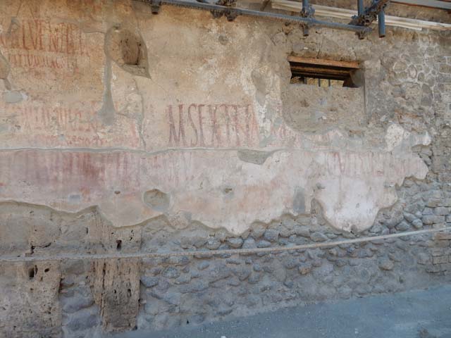 IX.12.7 Pompeii. December 2007.  Graffiti between IX.12.6 and IX.12.7
Found here were CIL IV 7908, beneath this was CIL IV 7910, both partly conserved and readable. On the right of the photo is the beginning of CIL IV 7917, see below. See Varone, A. and Stefani, G., 2009. Titulorum Pictorum Pompeianorum, Rome: L’erma di Bretschneider (p.451)
According to Epigraphik-Datenbank Clauss/Slaby (See www.manfredclauss.de), these read as -
C(aium)  Calventium 
Sittium  Magnum 
IIvir(um)  i(ure)  d(icundo)  o(ro)  v(os)  f(aciatis)       [CIL IV 7908]
L(ucium)  Popidium  Iuvenem 
aed(ilem)  Crescens  scio  te  cupere        [CIL IV 7910]

