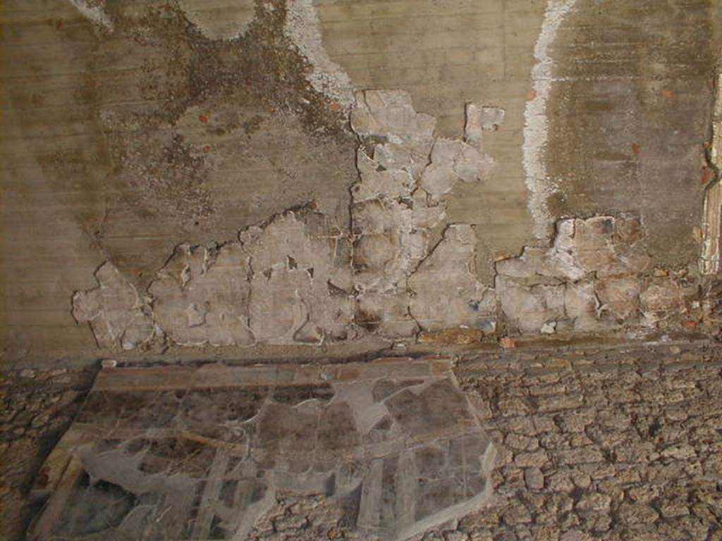 IX.13.1-3 Pompeii. September 2004. Room 13, north-east corner, upper east wall and ceiling.