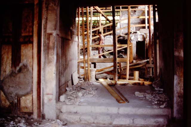 IX.13.1-3 Pompeii. May 2010. Room 1, looking west towards room 31