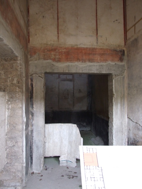 IX.13.1-3 Pompeii. March 2009. Antechamber of room 12, upper west wall.