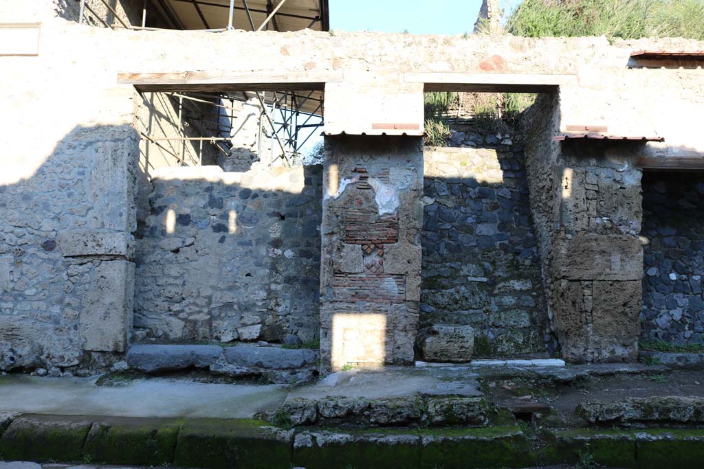 IX.13.5, Pompeii, centre right. December 2018.
Looking towards entrance doorways on north side of Via dell’Abbondanza. Photo courtesy of Aude Durand.