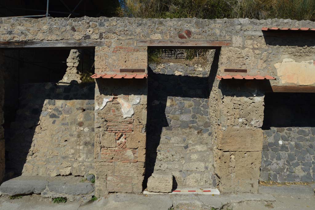 IX.13.5 Pompeii, centre right. October 2017.
Looking towards entrance doorways on north side of Via dell’Abbondanza.
Foto Taylor Lauritsen, ERC Grant 681269 DÉCOR.