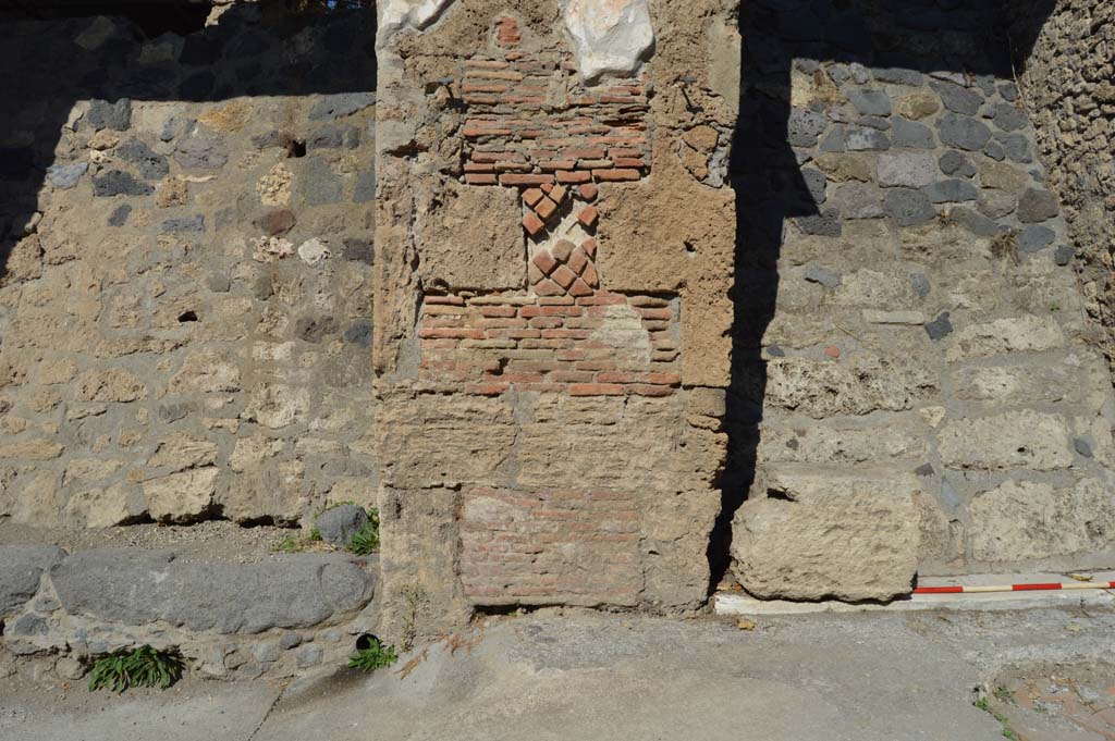 IX.13.5, on right, Pompeii. October 2017. Detail of doorway threshold, at west end, with pilaster dividing IX.13.4, on left.
Foto Taylor Lauritsen, ERC Grant 681269 DÉCOR.