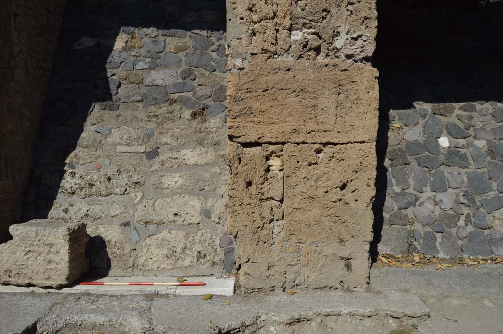 IX.13.5, on left, Pompeii. October 2017. Detail of doorway threshold, at east end, with pilaster dividing IX.13.6, on right.
Foto Taylor Lauritsen, ERC Grant 681269 DÉCOR.