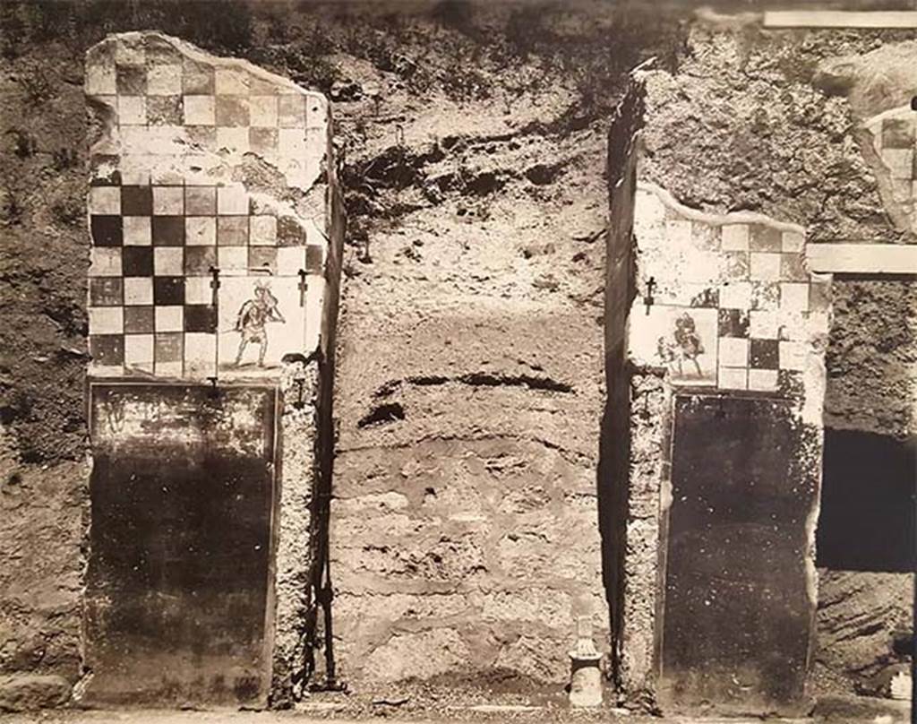 IX.13.5 Pompeii. 1915. Entrance with walls decorated with a checkerboard pattern and paintings of Romulus and Aeneas.
Photograph courtesy of Parco Archeologico di Pompei.