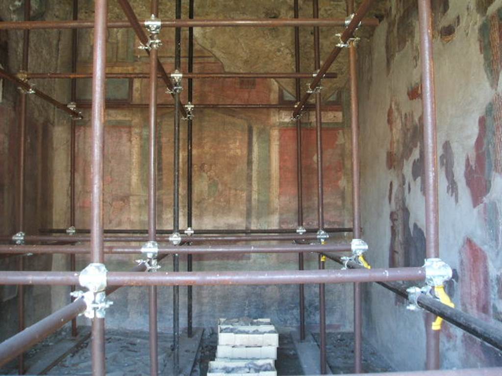 IX.14.4 Pompeii. May 2005. Room 3, oecus south wall.