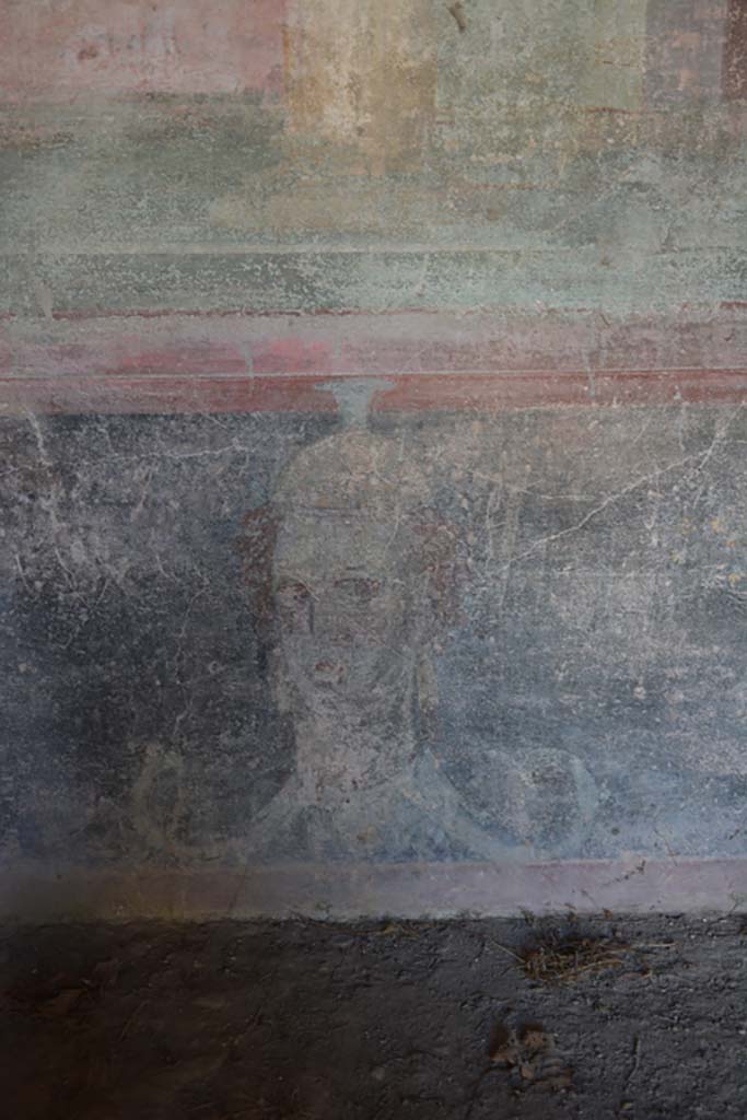 IX.14.4 Pompeii. September 2019.
Room 3, detail of painted head on zoccolo at east end of south wall of oecus.
Foto Annette Haug, ERC Grant 681269 DÉCOR.