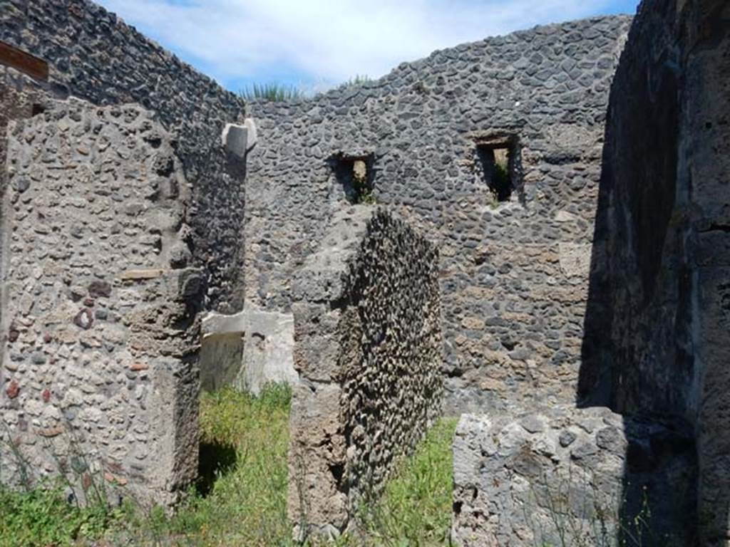 IX.14.4 Pompeii. May 2017. Rooms K and L on the east side of the corridor on the east of the tablinum. Photo courtesy of Buzz Ferebee.