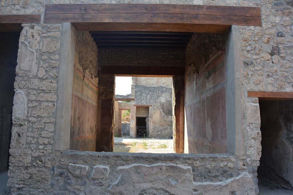 IX.14.4 Pompeii. July 2017. Room 19, looking north through window into secondary atrium 27.
Foto Annette Haug, ERC Grant 681269 DÉCOR.