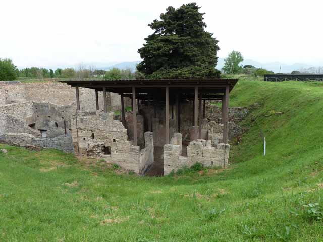 IX.14.c Pompeii. May 2010. Looking east across rear of insula IX.14.