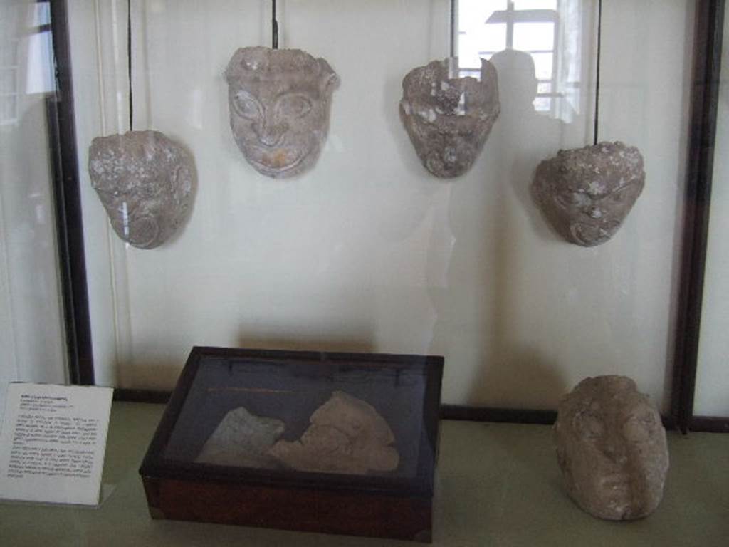 HGW06 Pompeii. Found 4th January 1749. Masks possibly found in Villa of Cicero. Now in Naples Archaeological Museum. See Prisciandaro, R., 2006. Studio sulle provenienze degli oggetti rinvenuti negli scavi borbonici del regno di Napoli: Una lettura integrata, coordinata e commentata della documentazione Volume 1. Naples : Nicola Longobardi. (p.13).