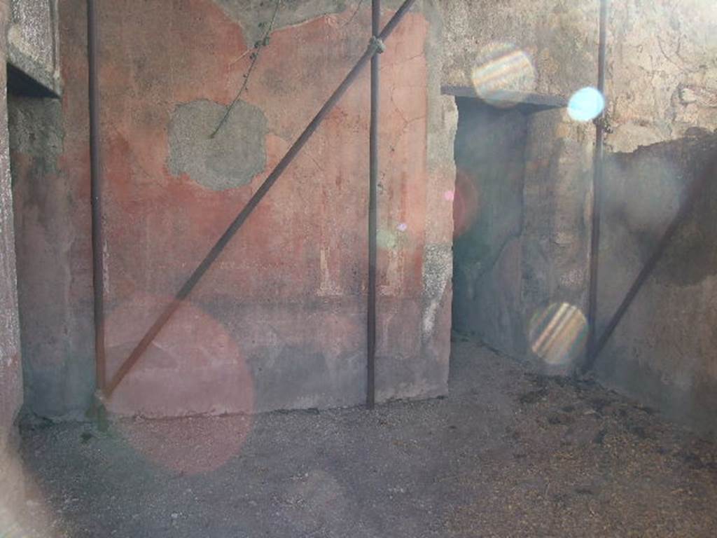 HGW24 Pompeii. December 2006. Antechamber with doorway at the rear into the main bedroom. The main bedroom, (not photographed yet) had an apse with three windows built out into a garden, one window facing west, south and east. According to Jashemski, this garden (she called it “d”) has not yet been excavated.
See Jashemski, W. F., 1993. The Gardens of Pompeii, Volume II: Appendices. New York: Caratzas. (p.281).