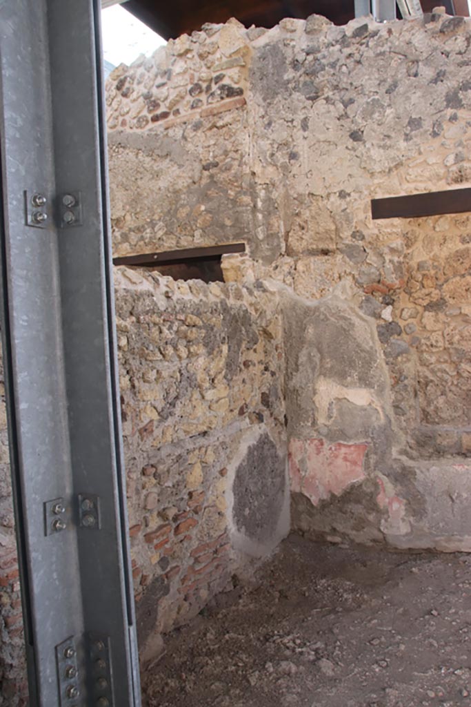 HGW24 Pompeii. Villa of Diomedes. October 2023.
Looking south along east wall towards south-east corner. Photo courtesy of Klaus Heese.
(Villa Diomedes Project – area 2 with doorway to area 18).
(Fontaine, room 2,9).