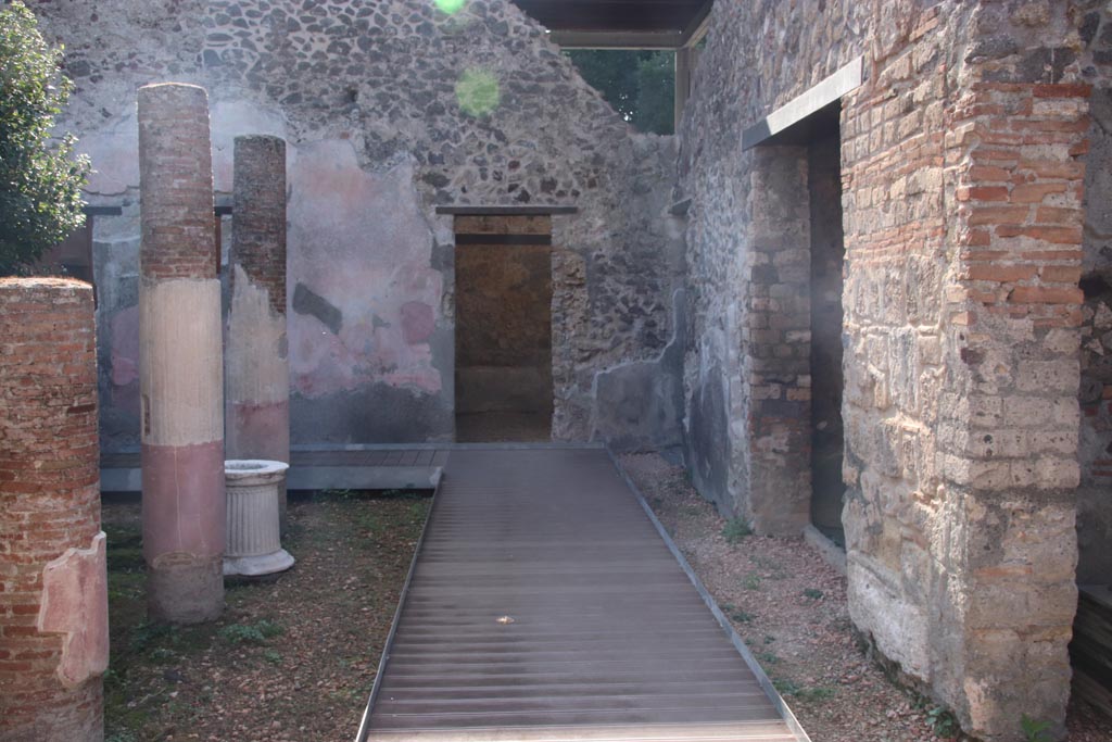 HGW24 Pompeii. Villa of Diomedes. October 2023.
Looking south towards doorway in south-west corner of peristyle. Photo courtesy of Klaus Heese.
