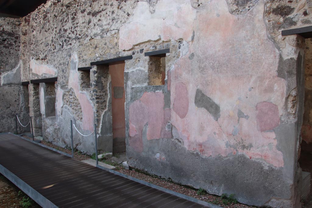 HGW24 Pompeii. Villa of Diomedes. October 2023.
Looking east along south side of peristyle, with doorways from south portico. Photo courtesy of Klaus Heese.
