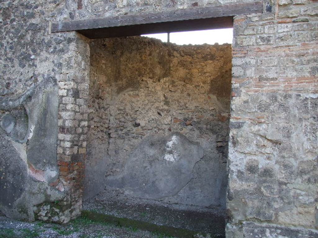 HGW24 Pompeii. December 2006. Small room or cupboard on west side of peristyle.
No.50 is shown on the plan as being just inside/outside this doorway.
(Fontaine, near 2,7 on west side of courtyard portico).
From PAH, addendum, p.127 – (no.50 on the plan by La Vega).
Relazione delle antichita, che si vanno ritrovando nella masseria del sig. D. Giovanni Milano parsonaro, che si era principiata al di 14 Febbraro 1771. (Report of Antiquities found .....)
“No.50, nella stessa date.Si e trovata una monete di bronzo che non si distingue, diam. on. 1 e mezza, ed un pezzetto di spillone dello stesso metallo.”
(the previous number, “no.49”, was dated 22 June (Giugno) 1772, and this was written as being found on the same date).