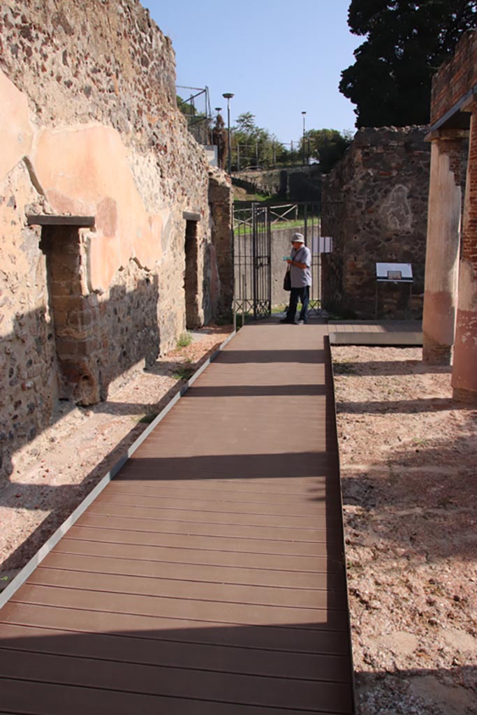 HGW24 Pompeii. Villa of Diomedes. October 2023.
Looking east across north portico towards entrance doorway. Photo courtesy of Klaus Heese.