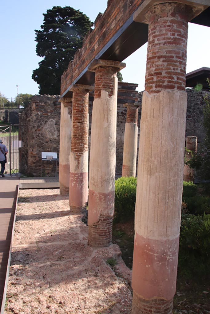 HGW24 Pompeii. Villa of Diomedes. October 2023.
Looking east along columns on north portico. Photo courtesy of Klaus Heese.