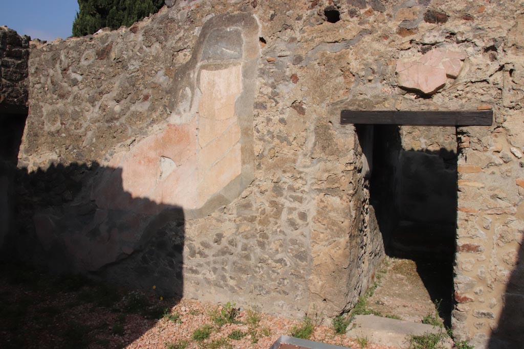 HGW24 Pompeii. Villa of Diomedes. October 2023.
North wall of ala, on left, and doorway to room in north-west corner of peristyle, on right. Photo courtesy of Klaus Heese.