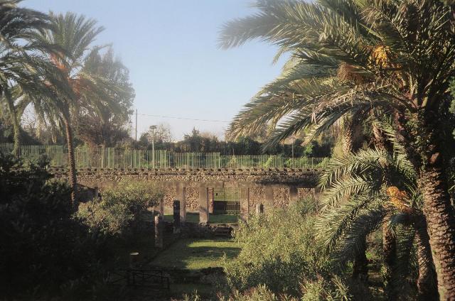 HGW24 Pompeii. December 2006. Looking West along the South portico.