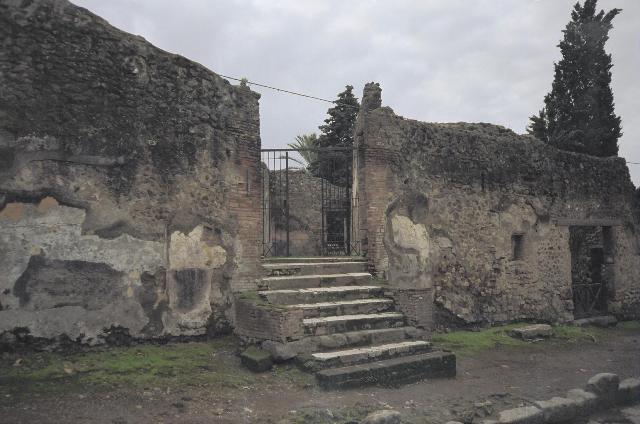 HGW24 Pompeii. December 2006. Looking south along east side of peristyle, and towards south-east corner.