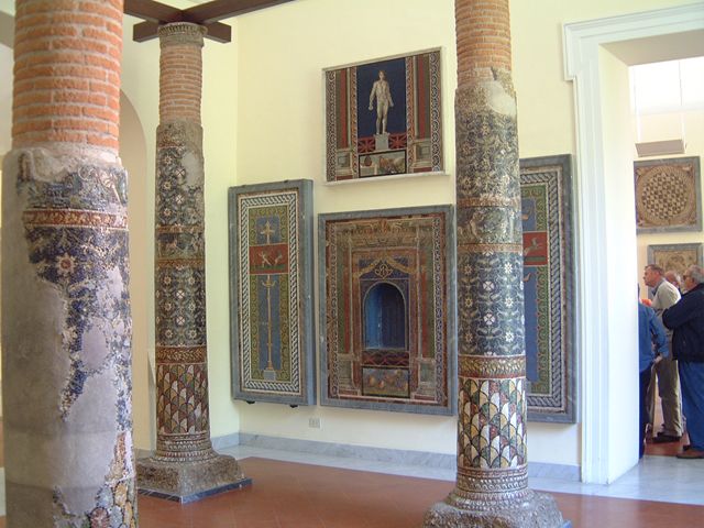 HGE12 Pompeii. December 2006. North side of mosaic fountain.