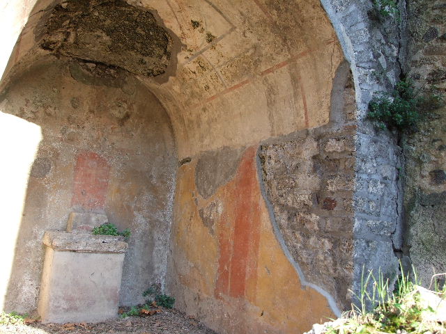 HGE12 Pompeii. December 2006. Wall painting on east wall of lararium, above altar.