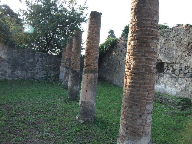 HGE12 Pompeii. December 2006. North-west corner of room to right of entrance to central corridor.