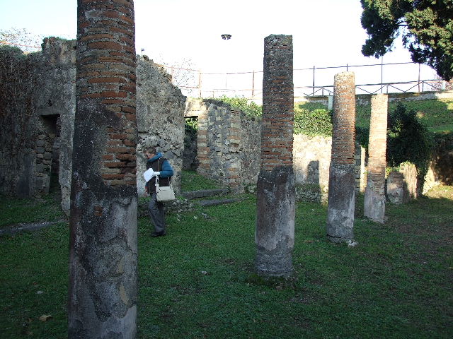 HGE12 Pompeii. December 2006. Looking west from “kitchen” across corridor to doorway to room on left side.