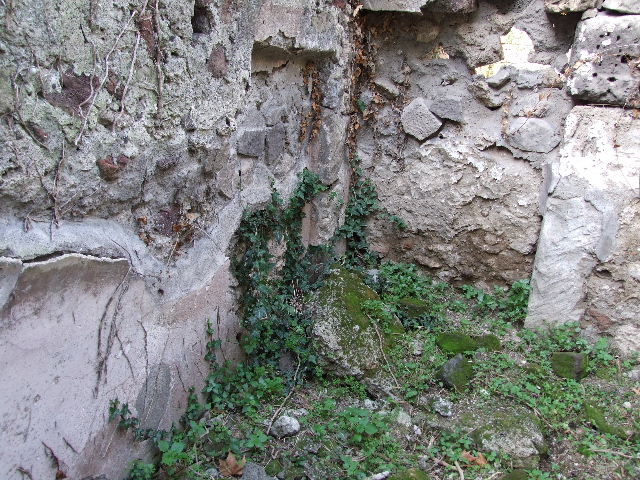 HGE12 Pompeii. December 2006. North side of north end of Villa.