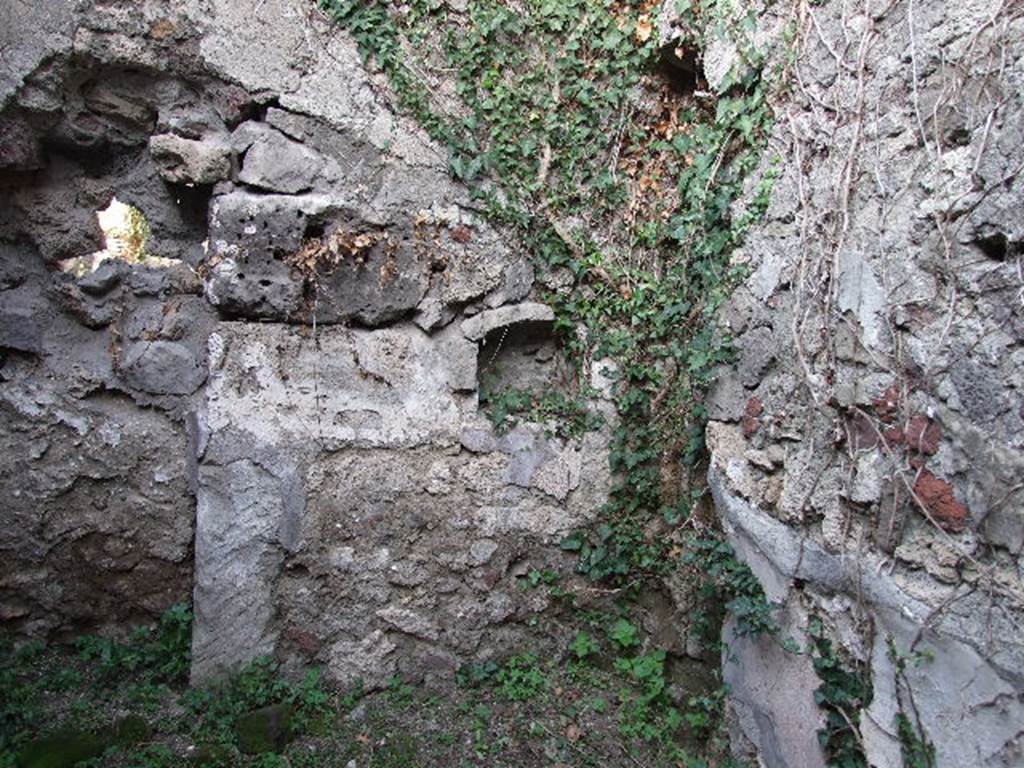 HGE12 Pompeii. December 2006. North-east corner of room, with niche. Was this the kitchen? According to Boyce, in the kitchen was �un piccolo Larario�..colla pittura del genio del loco�. He thought this was probably a niche with a single serpent painted on the wall beside it. See Boyce G. K., 1937. Corpus of the Lararia of Pompeii. Rome: MAAR 14.  (p.97, no.480)

