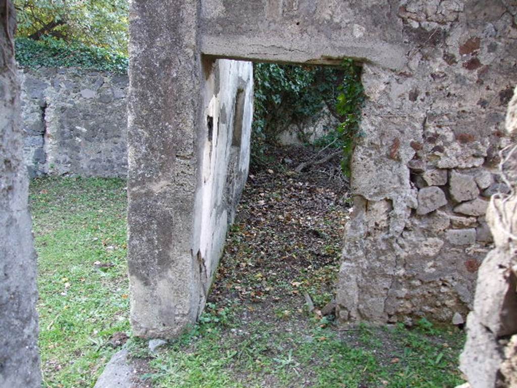 HGE12 Pompeii. December 2006. Looking west from �kitchen� across corridor to doorway to room on left side.