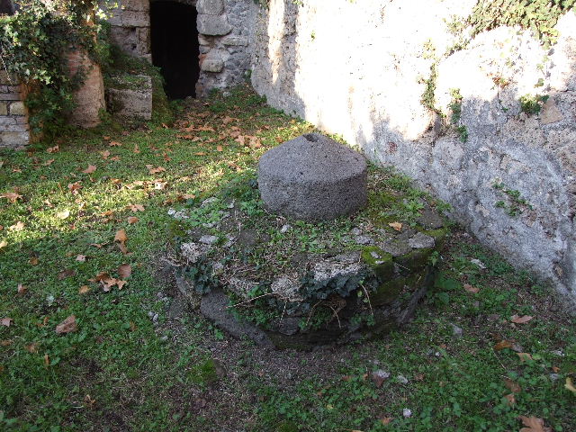 HGE12 Pompeii. December 2006. Entrance to cellar in room in north end of Villa.