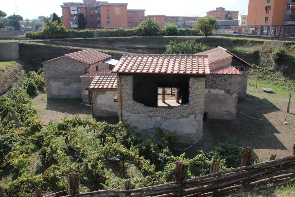 Villa Regina Antiquarium, September 2021.
Looking towards west side, with rooms IV – VII – II – Ixbis – XII. Photo courtesy of Klaus Heese.