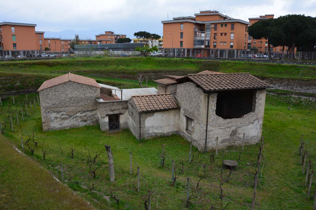 Villa Regina, Boscoreale. April 2017. Looking towards the west side. Photo courtesy Adrian Hielscher.
On the right can be seen the route of an ancient country lane running through the vineyard.
A footpath also led through the vineyard leading to the doorway into the north portico.