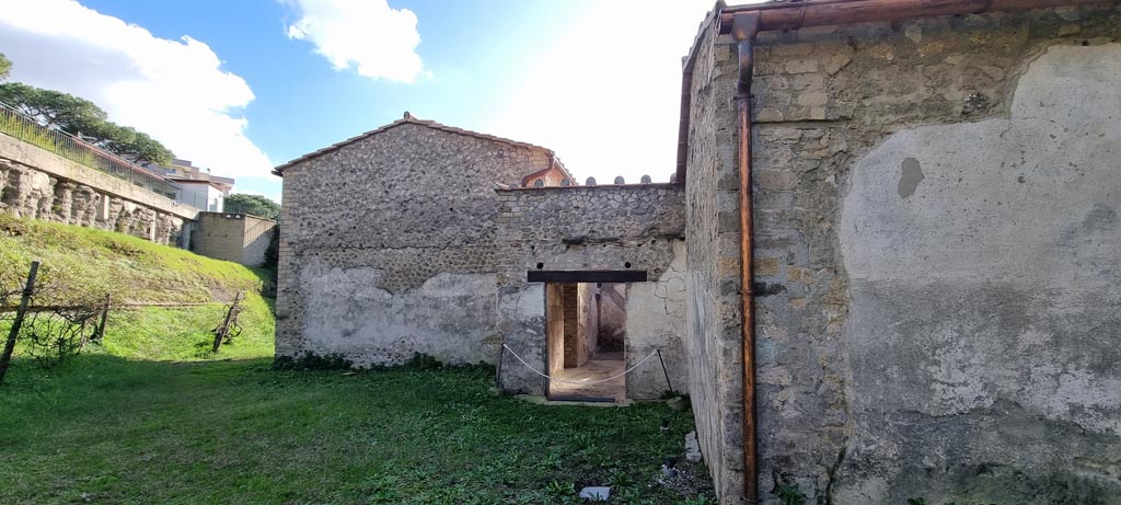 Villa Regina, Boscoreale. December 2023.
Looking towards doorway in west side leading to north portico. Photo courtesy of Miriam Colomer.