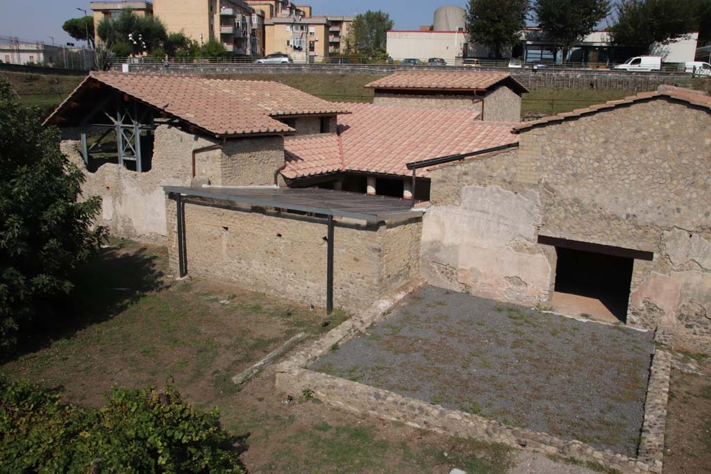 Villa Regina Antiquarium, September 2021.
Looking towards east side with rooms XVI - Vbis - I - XVII. Photo courtesy of Klaus Heese.