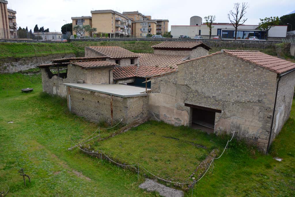 Villa Regina, Boscoreale. April 2017.
Looking towards east side with doorway from barn to threshing terrace, on north end of east side, (on right).
Photo courtesy Adrian Hielscher.