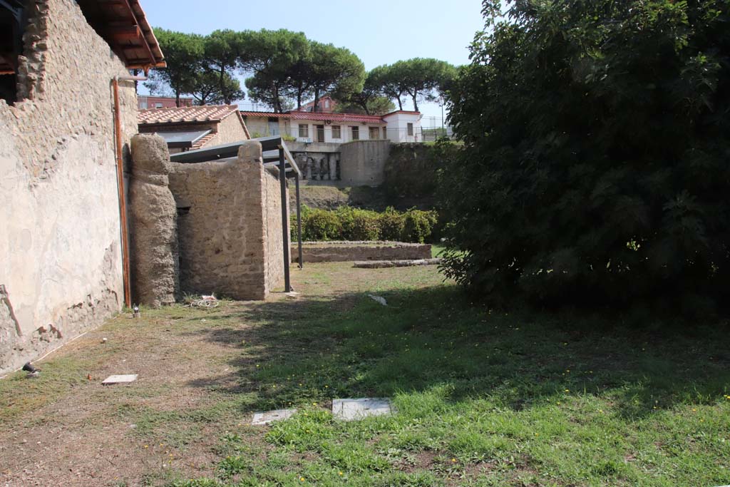 Villa Regina, Boscoreale. September 2021.
Looking north from south end of east side, from exterior of room XVI towards threshing terrace XVII, in centre. Photo courtesy of Klaus Heese.