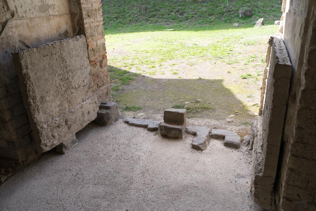 Villa Regina, Boscoreale. October 2021.
Main entrance XIV, with plaster-cast of doors on both sides of opening. Photo courtesy of Johannes Eber.