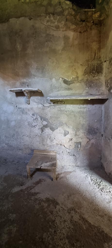 Villa Regina, Boscoreale. December 2023.
Room XII, looking towards east end of north wall of storeroom, with plaster-casts of shelves.
Photo courtesy of Miriam Colomer.
