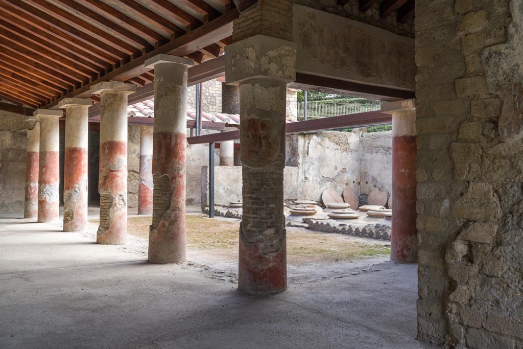 Villa Regina, Boscoreale. October 2021.
Looking north-east across portico VII, with west portico on left, and south portico on right. Photo courtesy of Johannes Eber.