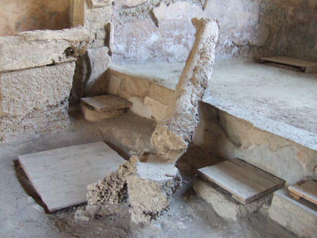 Villa Regina, Boscoreale. May 2006. Room 9, hearth in centre of kitchen.
