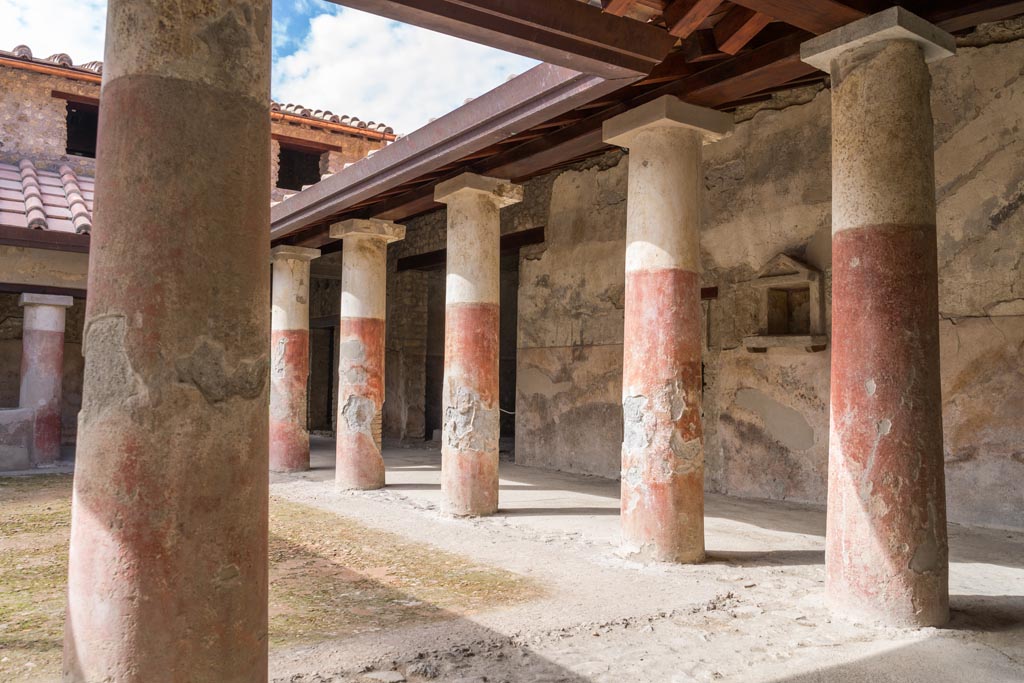 Villa Regina, Boscoreale. October 2021.
West portico VII, looking south-west from north portico outside triclinium room IV, triclinium. Photo courtesy of Johannes Eber.